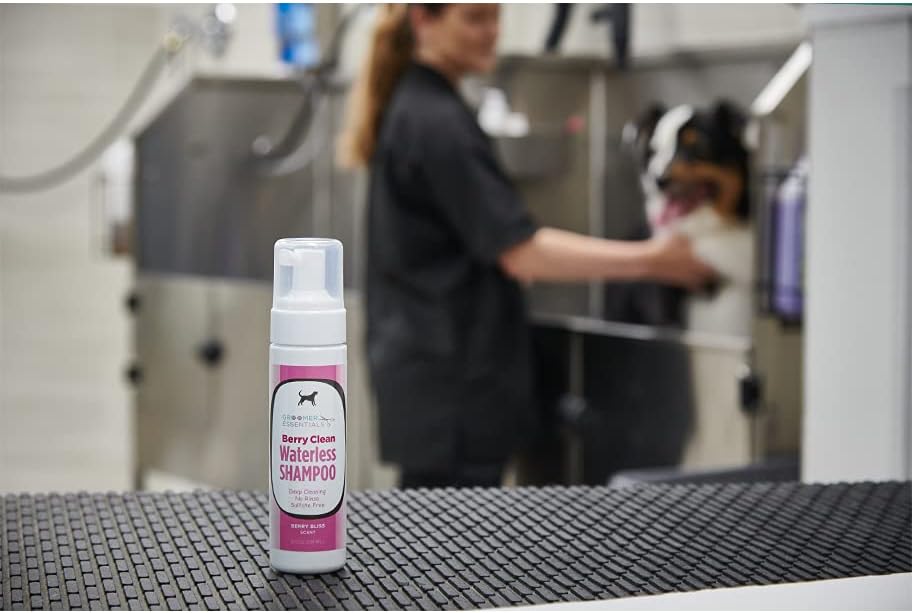 GROOMER ESSENTIALS Berry Clean Waterless Shampoo - 8 oz.