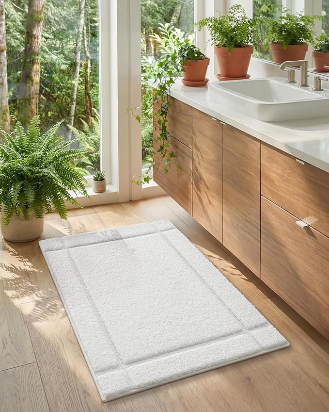 Color&Geometry Ultra Soft Bathroom Rug Non Slip with Rubber Backing, Absorbent Washable Bath Mat, Quick Dry, Premium Microfiber Plush Mat for Bathtub and Shower Floor,White,24"x36"