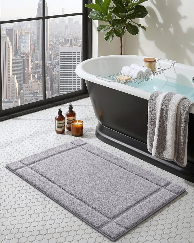 Color&Geometry Ultra Soft Bathroom Rug Non Slip with Rubber Backing, Absorbent Washable Bath Mat, Quick Dry, Premium Microfiber Plush Mat for Bathtub and Shower Floor,Light Grey,20"x32"